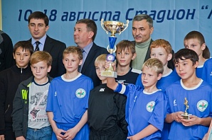 «Бело-синий самый сильный» или Как футболистам гимназии №10 вручали Кубок мэра