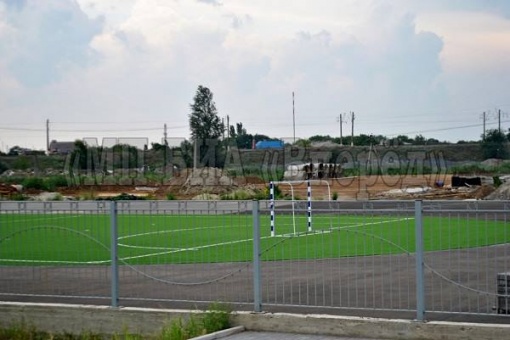 В Батайске строительство спортивного комплекса с футбольным полем  планируют завершить в следующем году