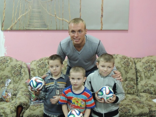 Глушаков посетил детский дом и вручил подарки