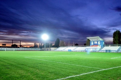 Главе администрации города Волгодонска представили новое освещение и футбольный газон на стадионе «Труд»