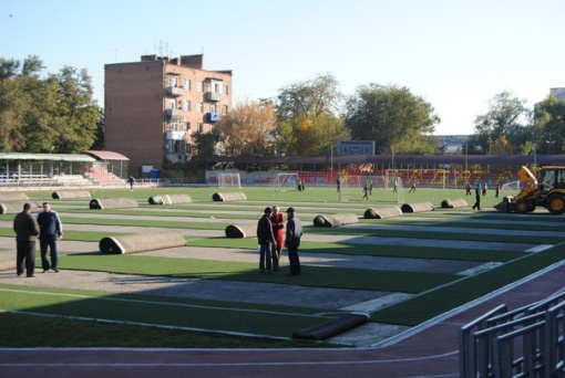 Главное футбольное поле Батайска обновляется
