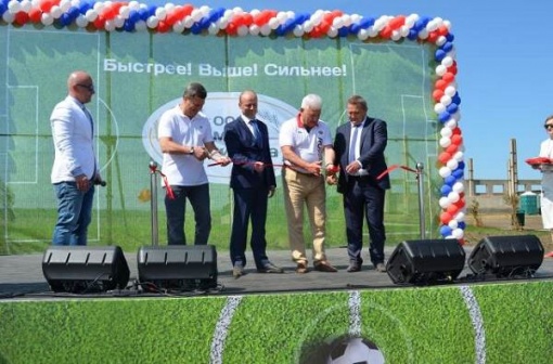 В Матвеево-Курганском районе открыли футбольный стадион 
