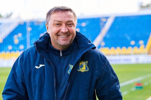 Сегодня день рождения у тренера основного состава футбольного клуба «Ростов» Михаила Святославовича Осинова Ему исполнилось 46 лет.